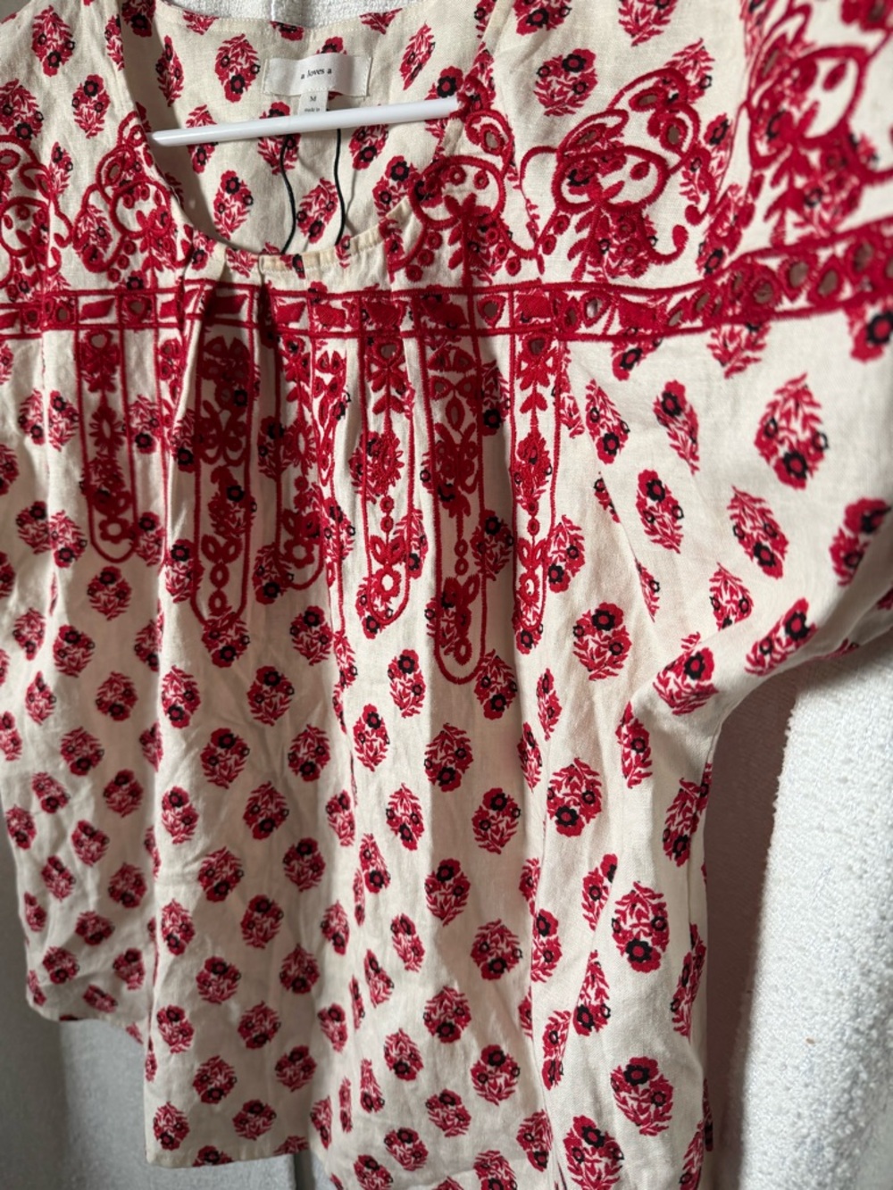 a loves a Beautiful Red Medium Floral Blouse Lightweight - Picture 3 of 6